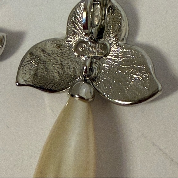 KENNETH JAY LANE KJL EARRINGS & ENHANCER SET SILVERTONE FAUX PEARL RHINESTONE - Picture 7 of 9